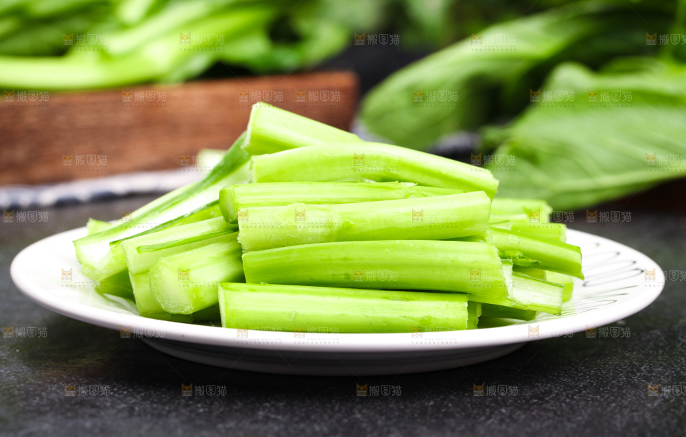 盘子里装着菜苔