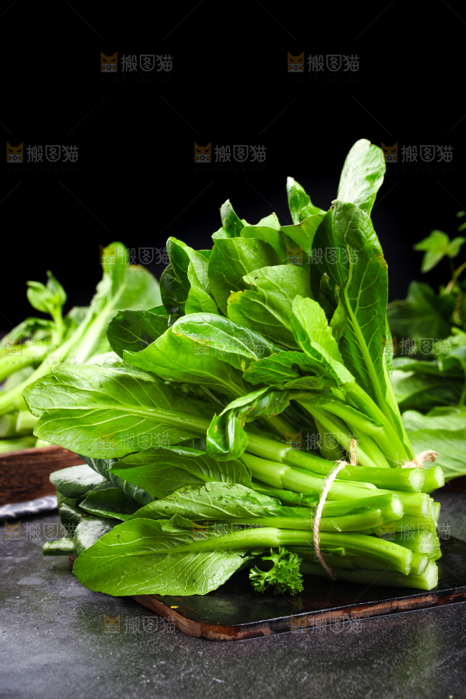 深底上摆放着菜苔