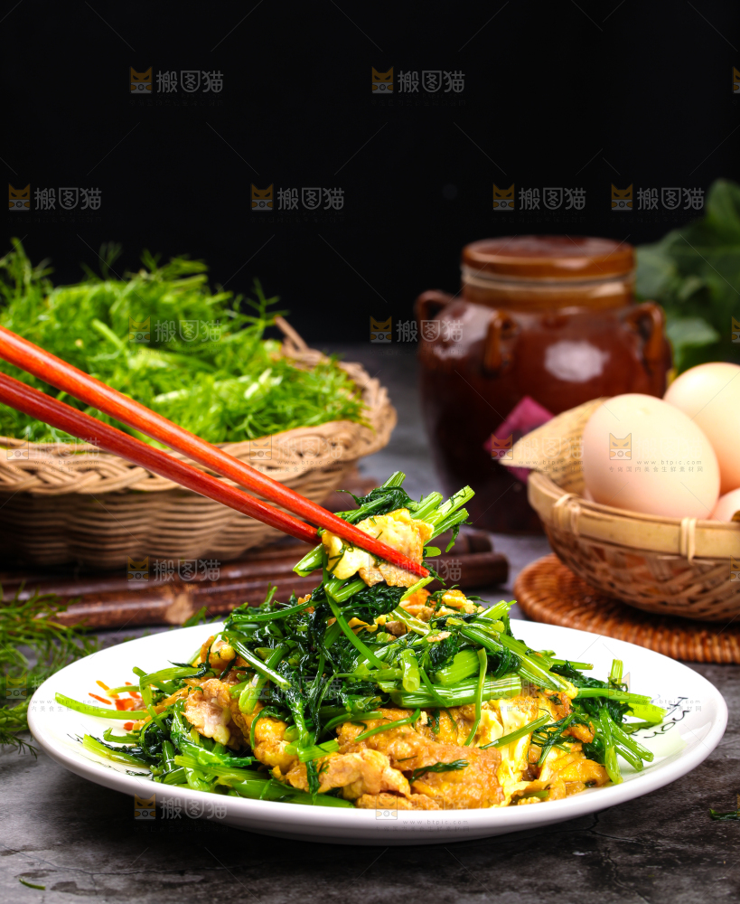 盘子里装着茴香炒鸡蛋