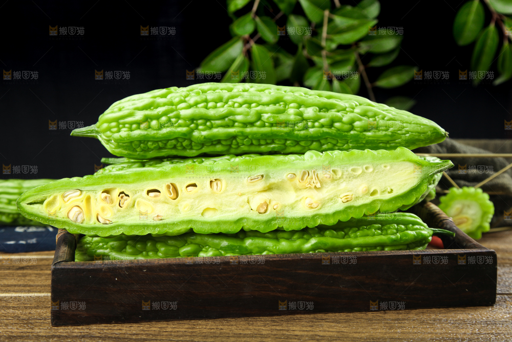 木盒子里放着苦瓜