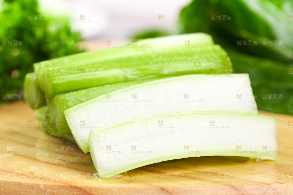 木板上放着菜苔