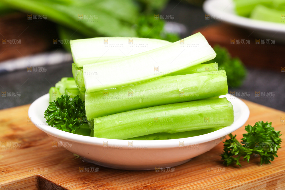 木板上放着菜苔