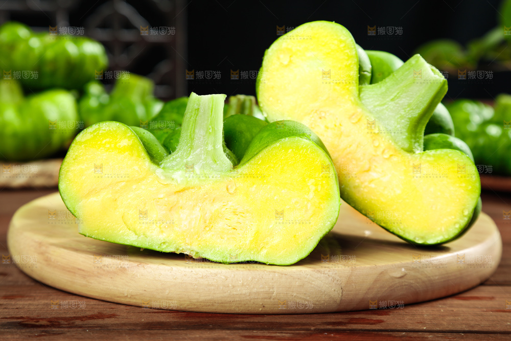 木底上摆放着小麦瓜