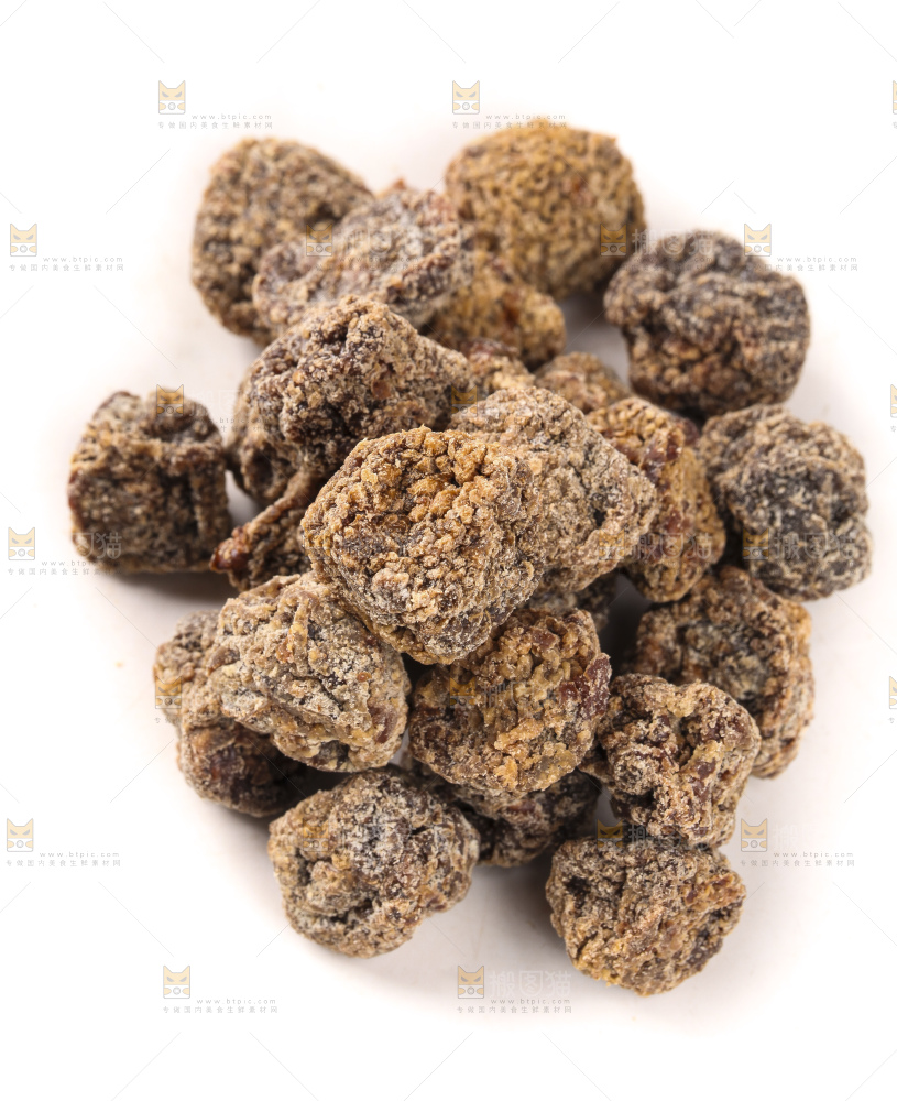白底上放着乌梅干