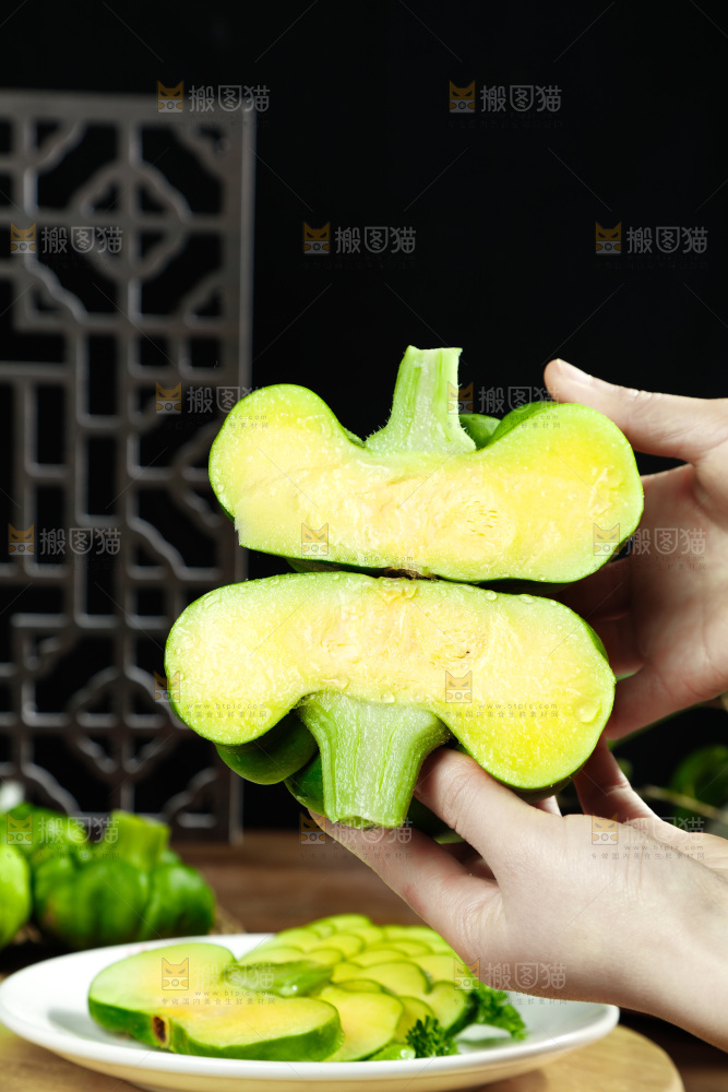 手里拿着小麦瓜