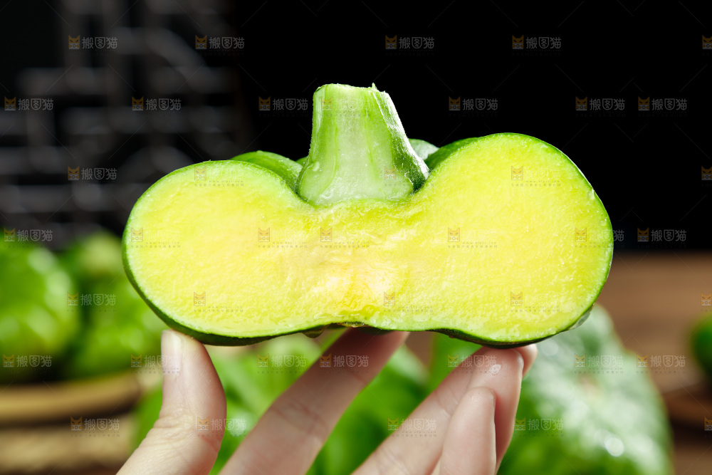 手里拿着小南瓜