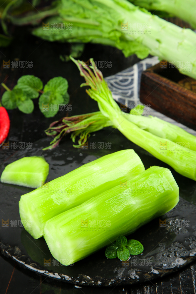 黑底上摆放着莴笋