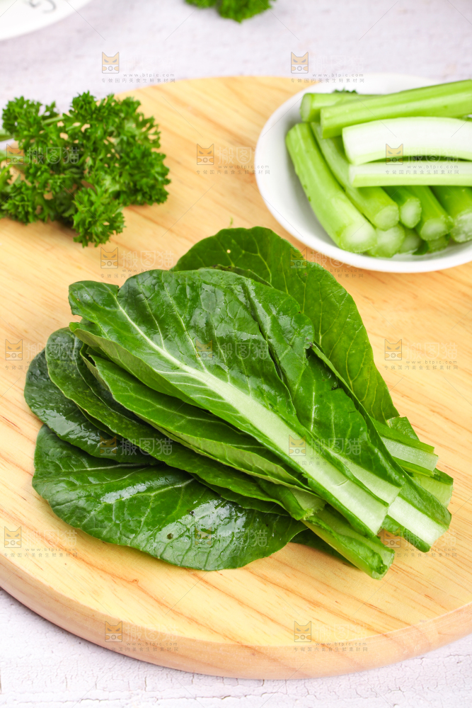 木板上放着菜苔