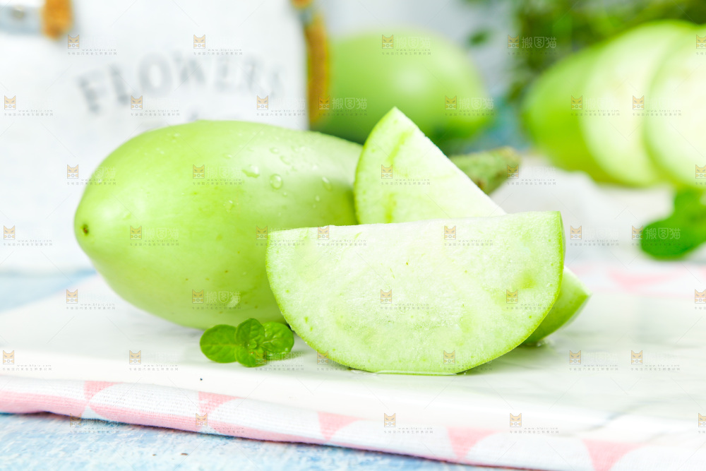 浅底上放着青茄子