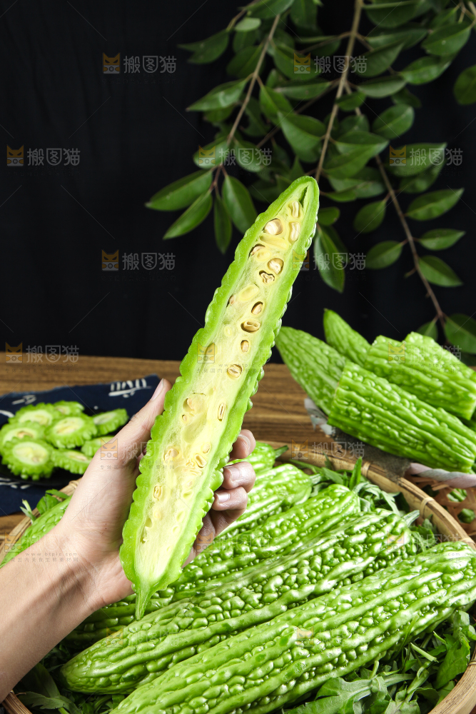 篮子里装着苦瓜