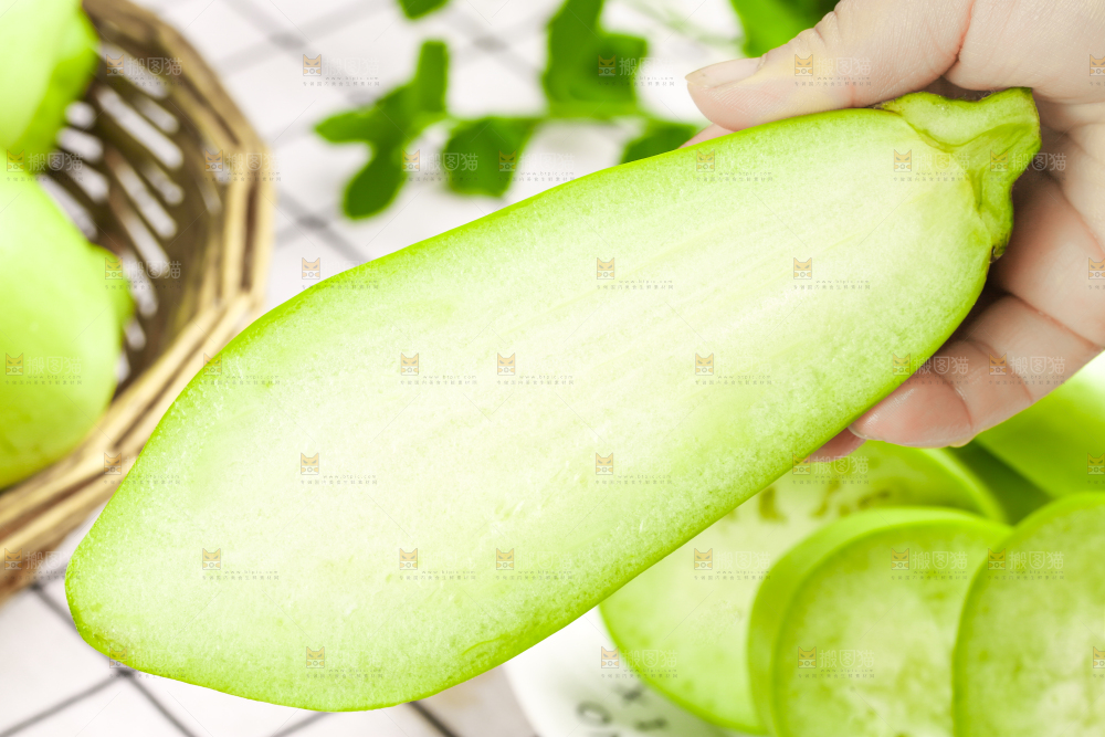 手里拿着青茄子