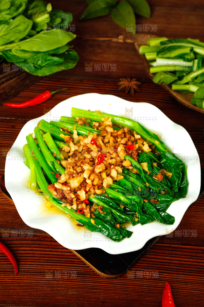 盘子里装着白灼广东菜心