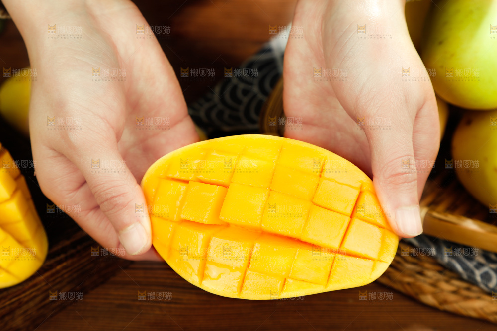手里拿着芒果