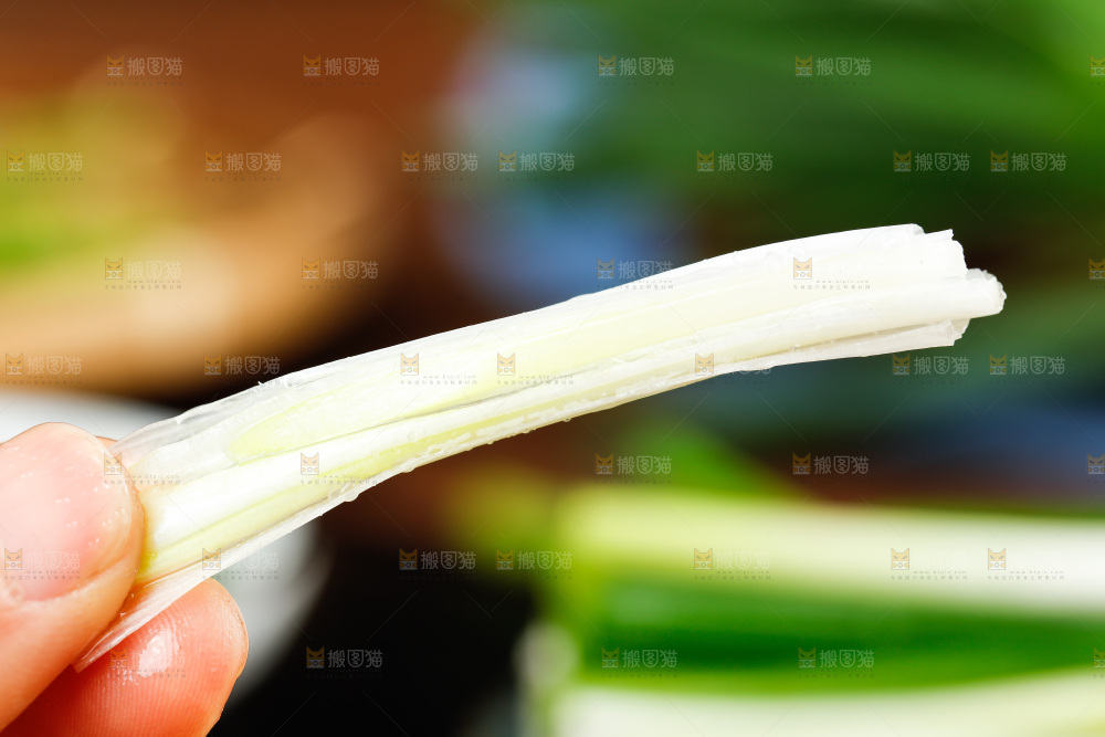 手里拿着小香葱