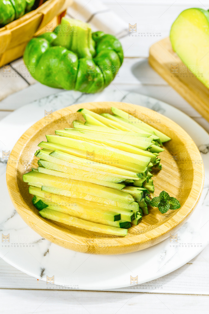 盘子里放着小麦瓜