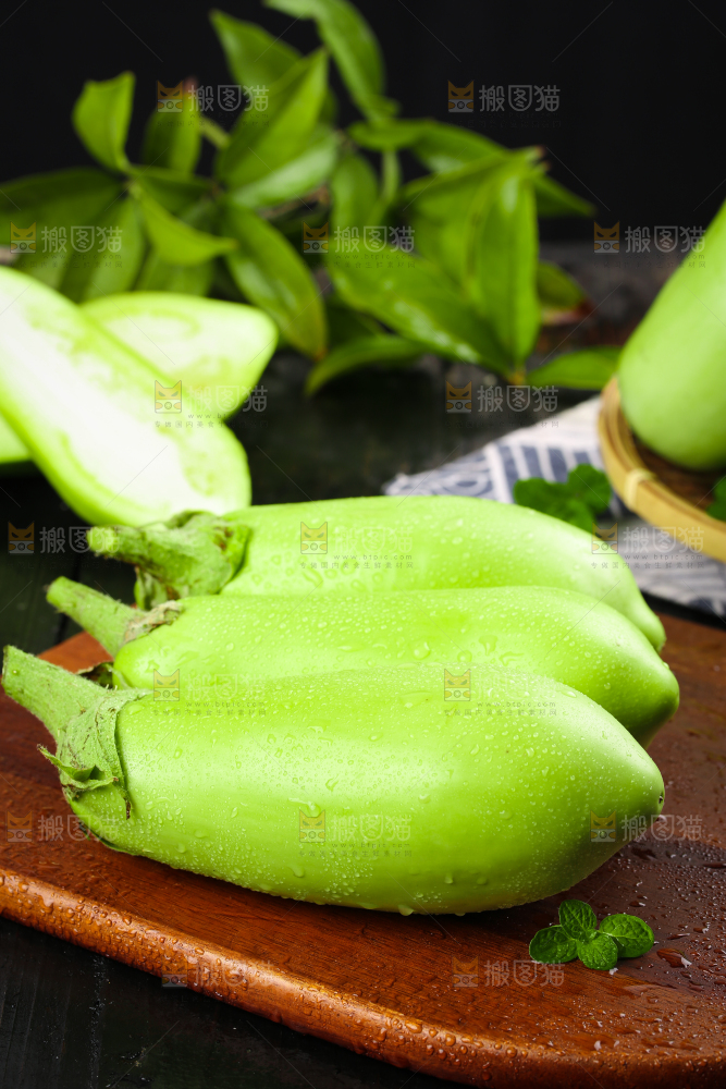 木底上放着绿茄子