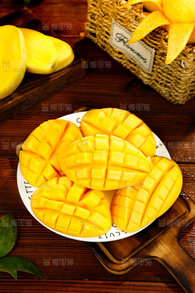 盘子里放着芒果