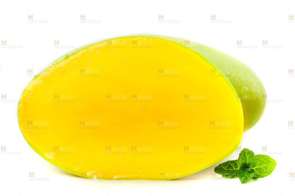 白底上放着芒果