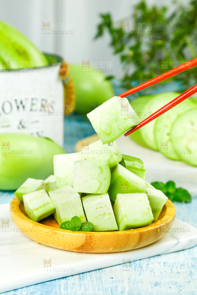 盘子里放着青茄子