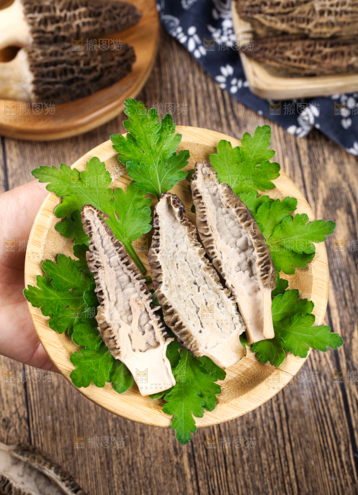 盘子里装着羊肚菌