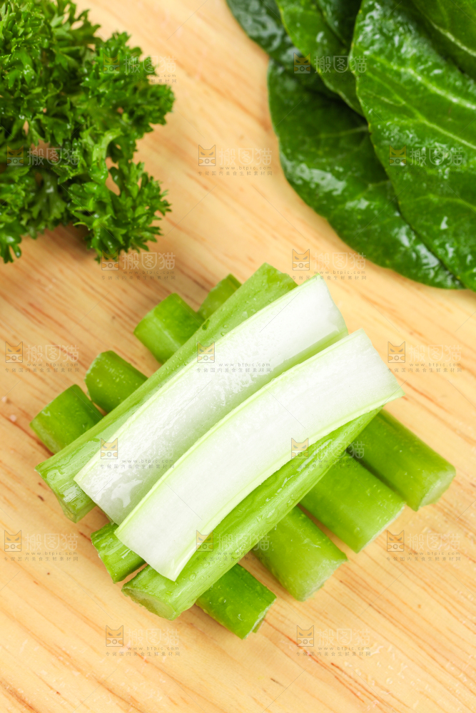 木板上放着菜苔