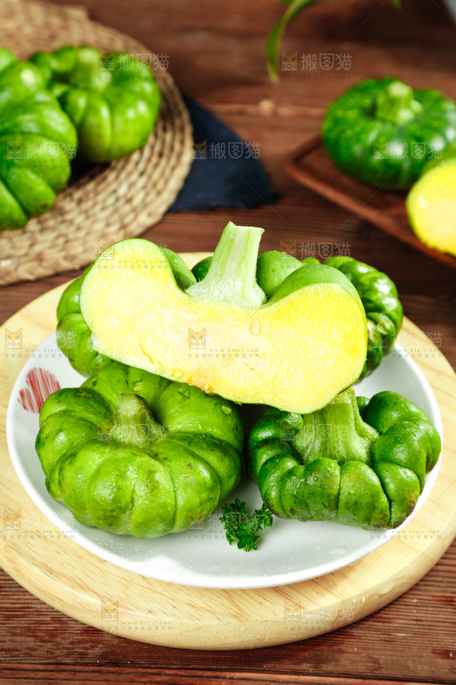 盘子里装着小麦瓜