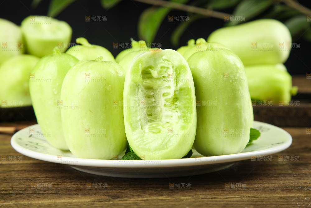 盘子里放着小黄瓜