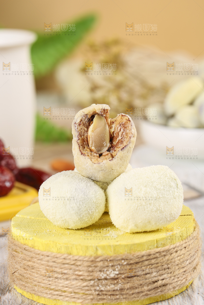 木底上掰开的奶枣