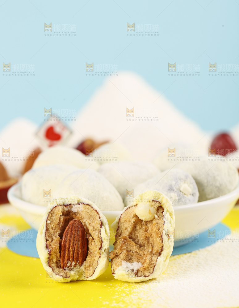 浅底上掰开的奶枣