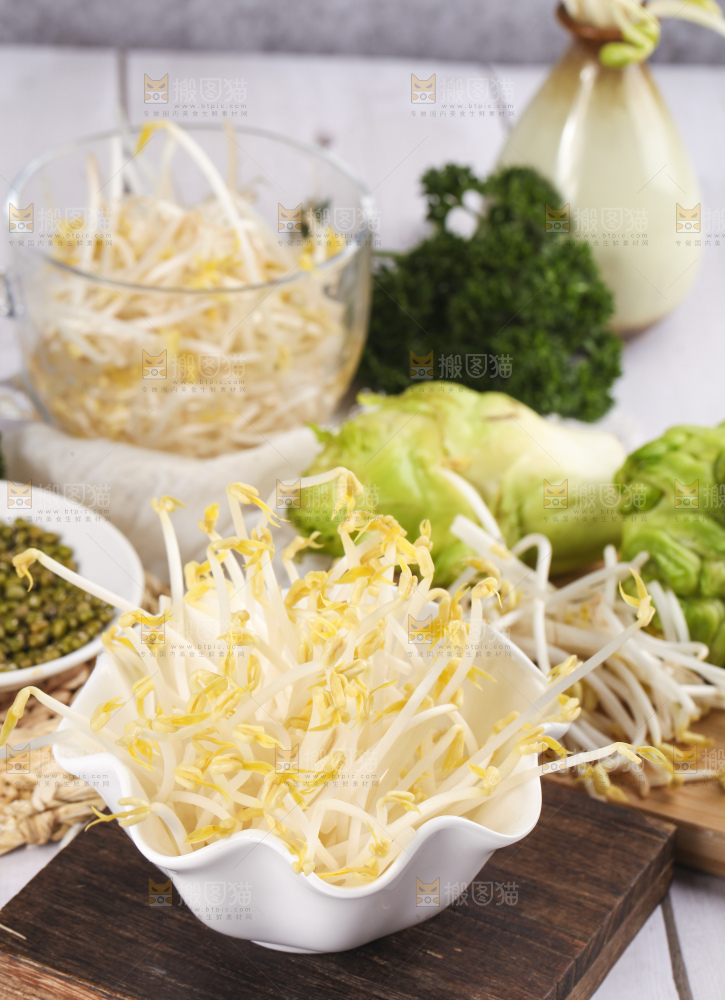 木板上的嫩豆芽