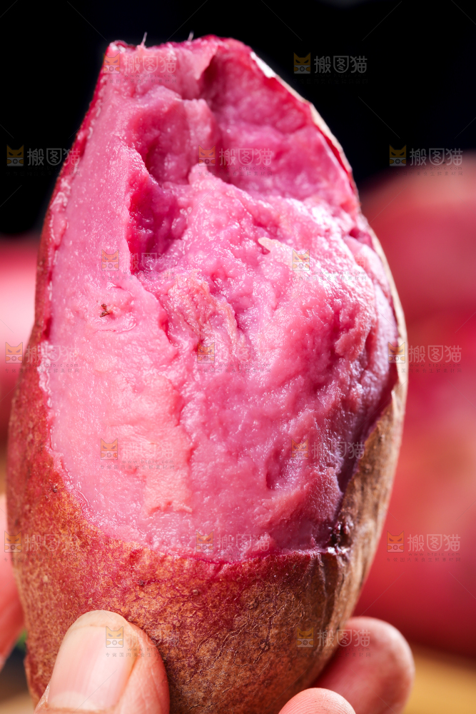 手里拿着云南红土豆