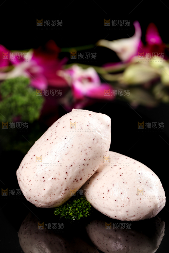 石板上摆放着紫薯馅包子