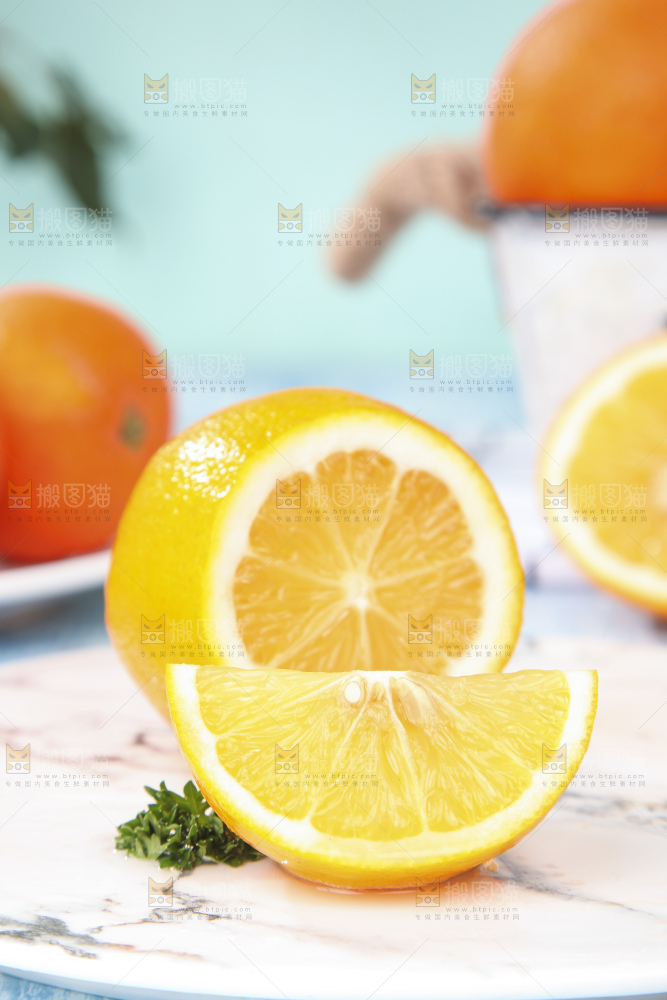 盘子里装着切开的柠檬