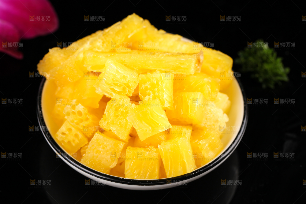 黑底上放着椰汁黄金糕
