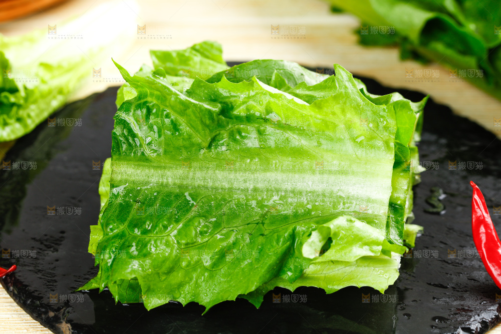 黑石板上放着新鲜油麦菜