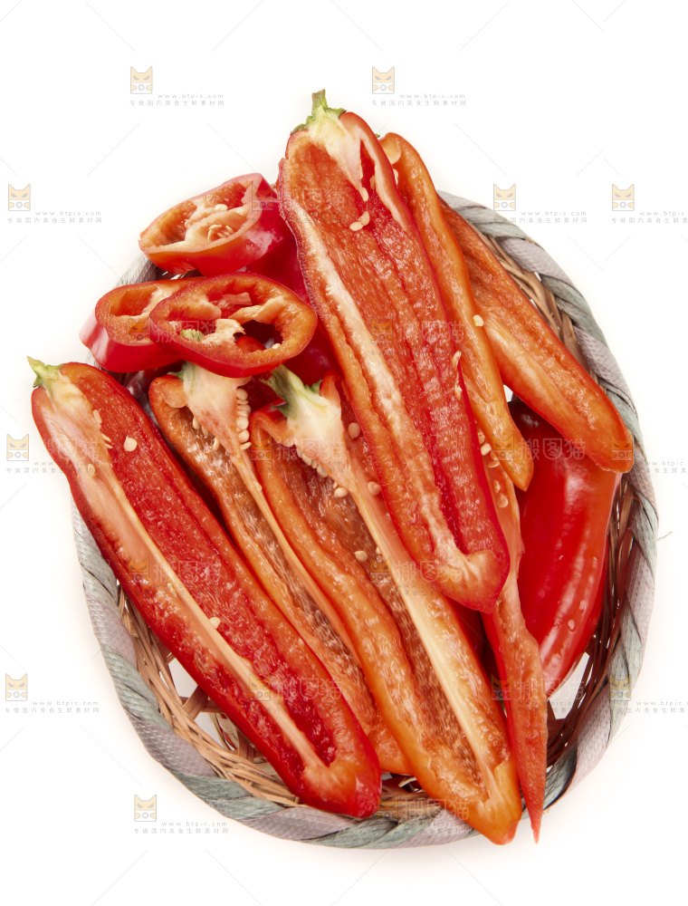 白底上的红甜椒