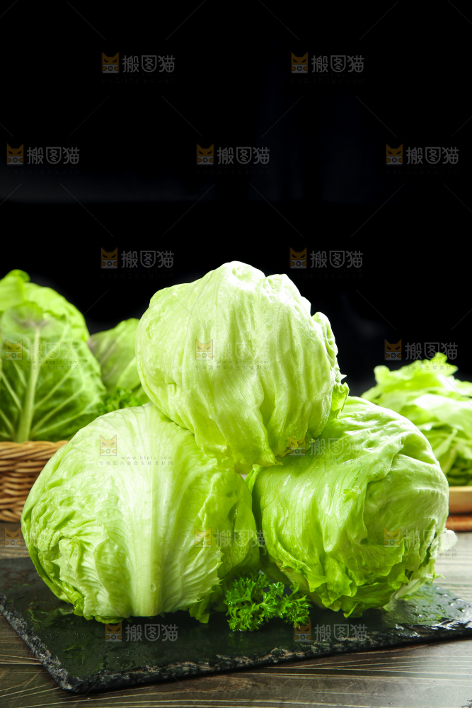 黑石板上放着圆生菜