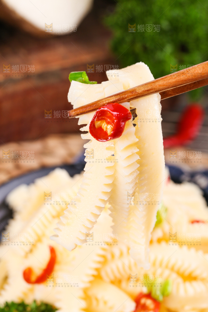 盘子里装着魔芋素肚条