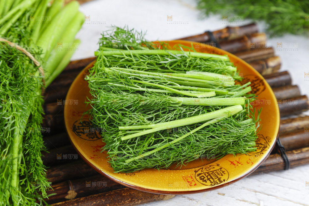 盘子里装着农家茴香菜