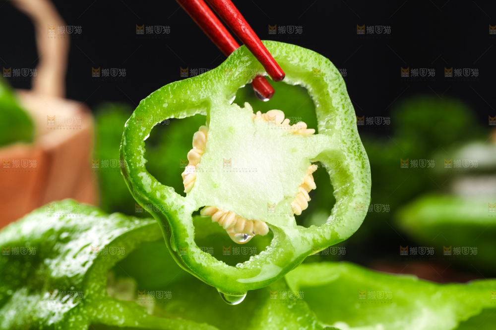 筷子上夹着新鲜青椒