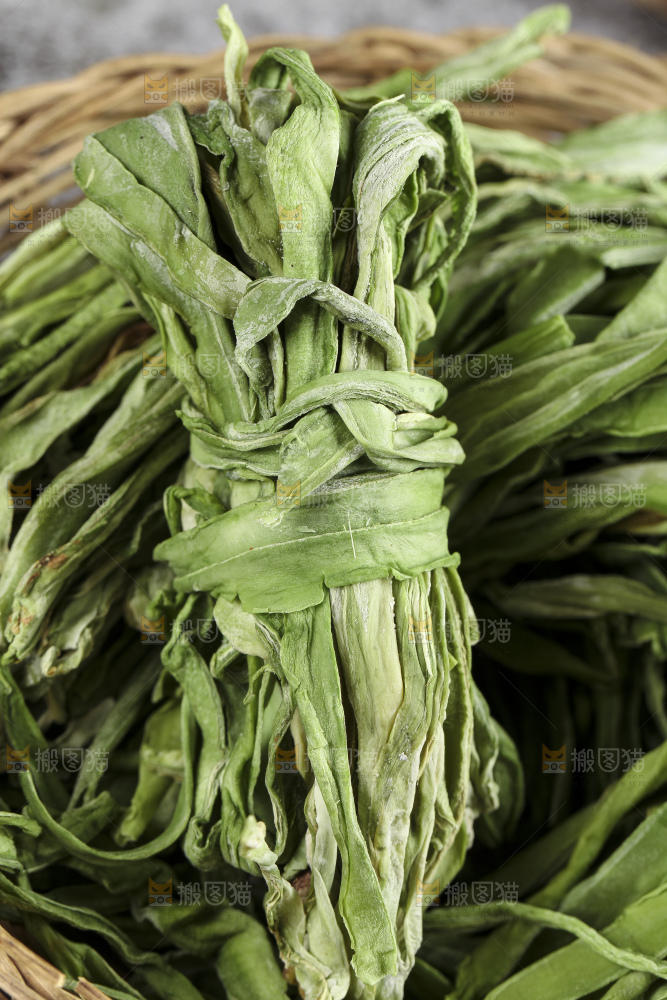 篮子里的干苔菜