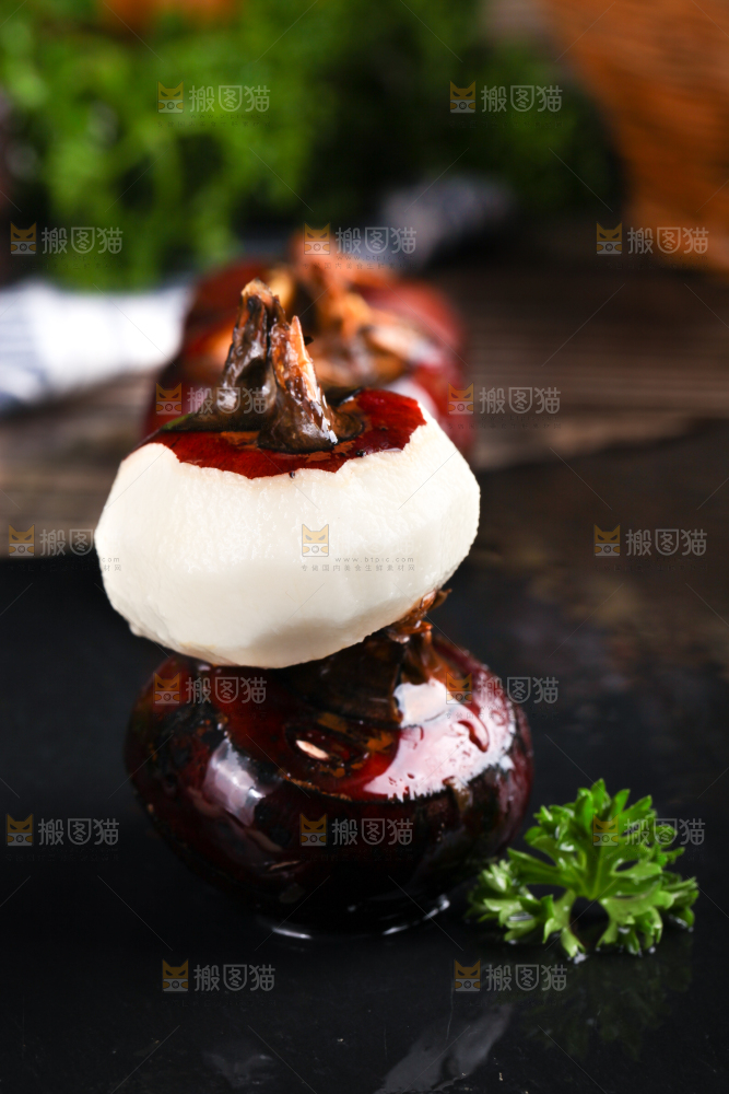 黑石板上的荸荠