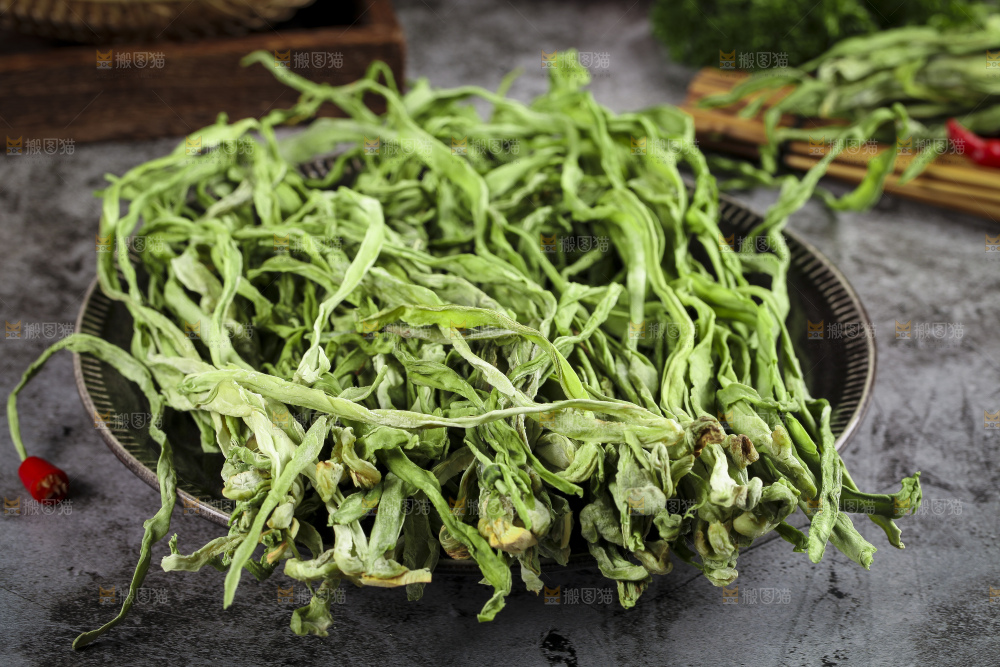 深底上放着干苔菜