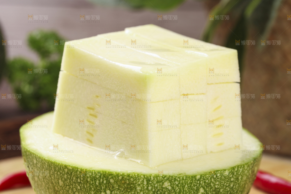 木板上放着嫩南瓜果肉