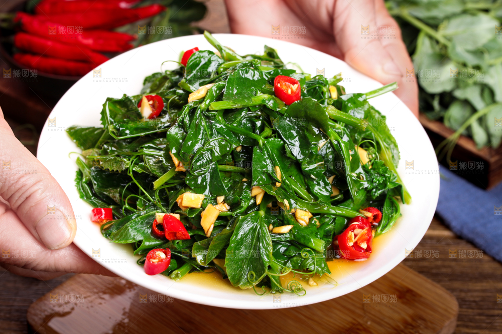 盘子里装着炒豌豆尖