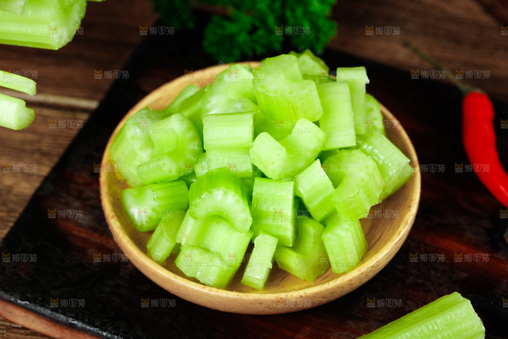 黑石板上的西芹丁