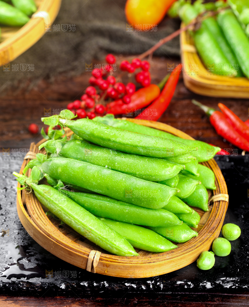 黑底上放着一碟新鲜豌豆荚