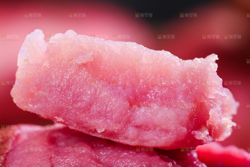 手里拿着云南红土豆