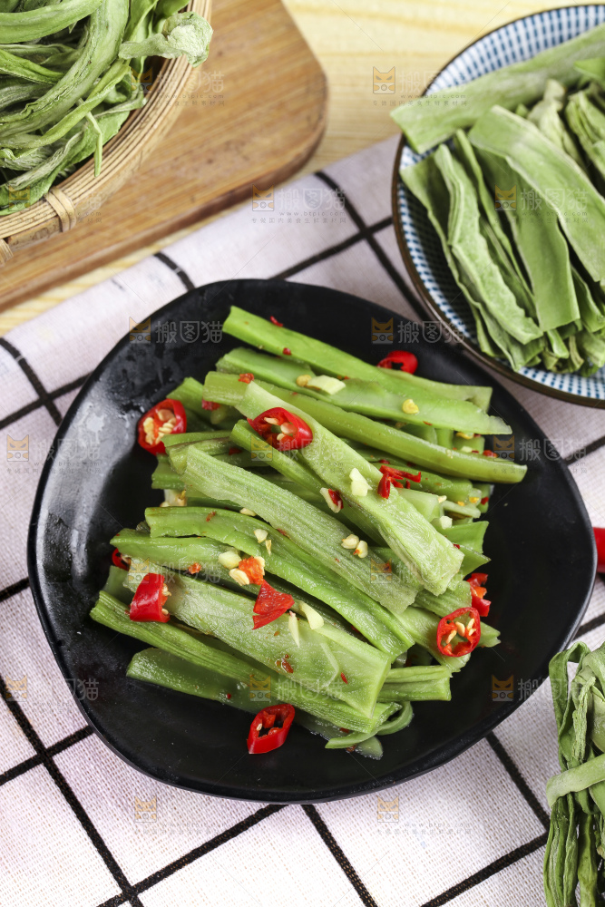 盘子装着贡菜和辣椒