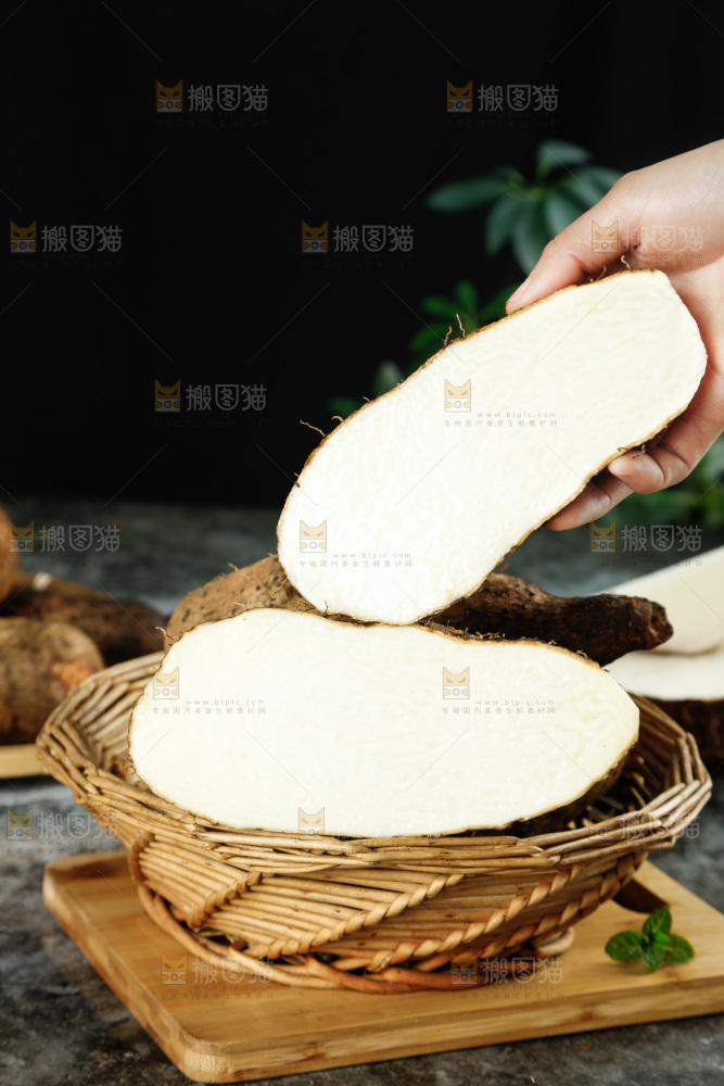 手里拿着糯米秤砣山药